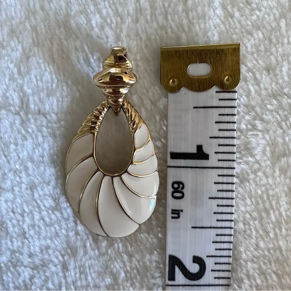 Vintage Trifari Clip On Earrings Cream Enamel Gold Tone Geometric - Picture 2 of 4